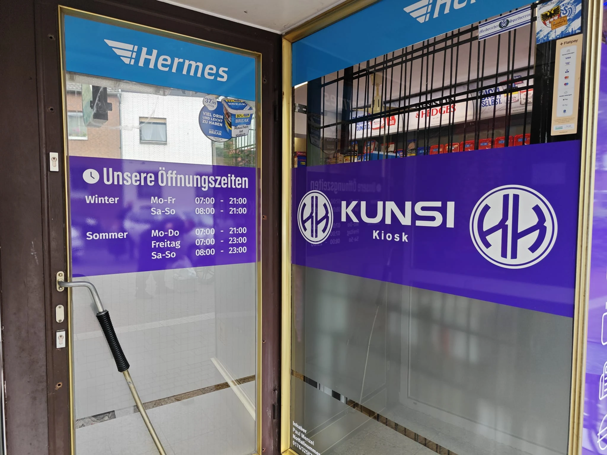 Detail der Schaufensterbeschriftung – KUNSI Kiosk